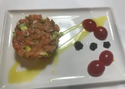 tartar de salmon con avocado restaurante en Reus